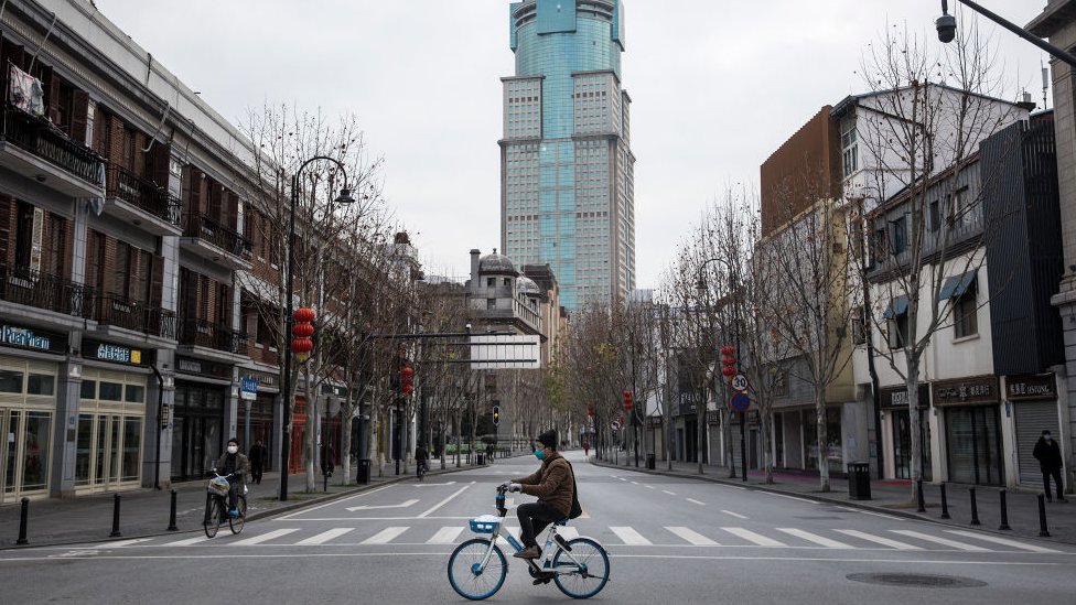 Korona virus i Vuhan: Kineska spisateljica proglašena izdajnicom zbog dnevnika iz izolacije 2 A man cycles along an empty street on February 8, 2020 in Wuhan, Hubei province, China.