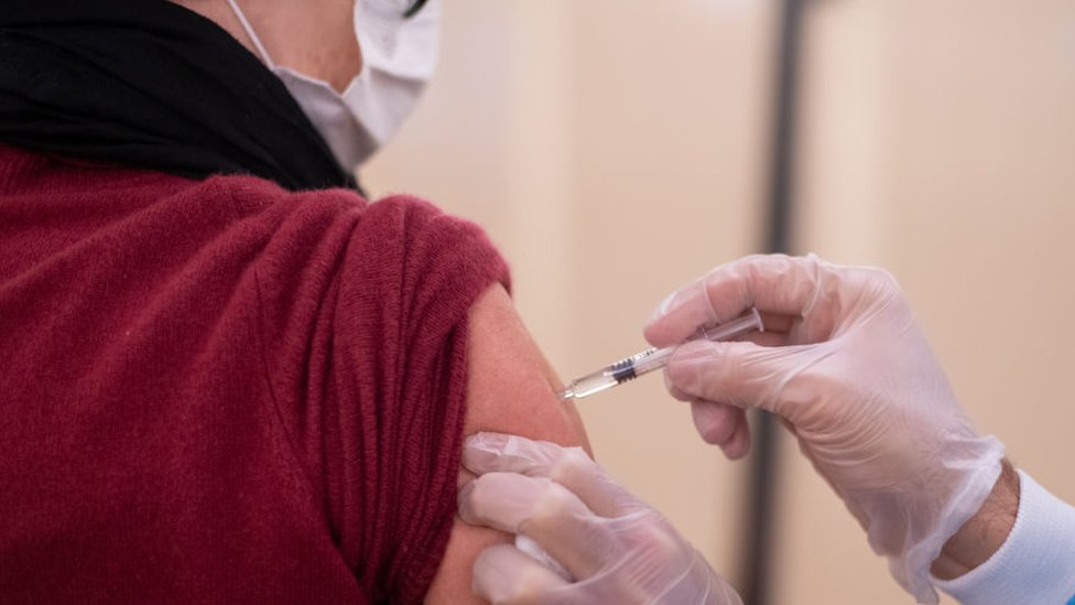Korona virus i vakcine: Da li će farmaceutske kompanije ostvariti ogromnu zaradu 1 A person is injected in the arm