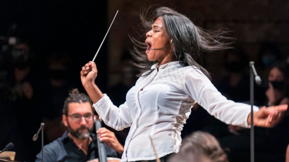 Muzika i korona virus: Mlada žena od voćarke na venecuelanskom selu postala dirigentkinja orkestra u Parizu – za samo tri meseca 1 Glass Marcano during the La Maestra contest in Paris last September