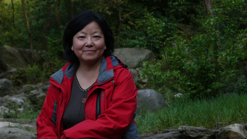 Korona virus i Vuhan: Kineska spisateljica proglašena izdajnicom zbog dnevnika iz izolacije 1 Chinese writer Fang Fang poses in red coat outside.