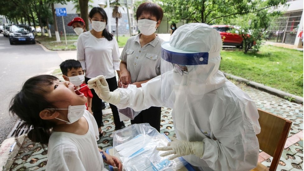 Korona virus i Vuhan: Kineska spisateljica proglašena izdajnicom zbog dnevnika iz izolacije 6 Testing for the virus in Wuhan