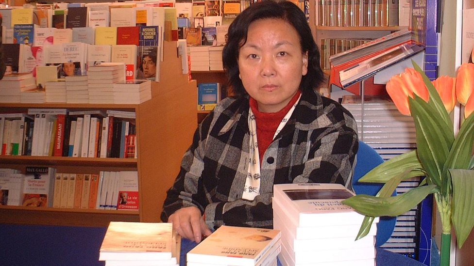 Korona virus i Vuhan: Kineska spisateljica proglašena izdajnicom zbog dnevnika iz izolacije 3 Fang Fang at a book signing in a bookshop.