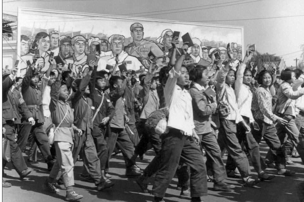 Korona virus i Vuhan: Kineska spisateljica proglašena izdajnicom zbog dnevnika iz izolacije 5 School and university Red Guards, waving copies of Chairman Mao's "Little Red Book", in a June 1966 parade in Beijing