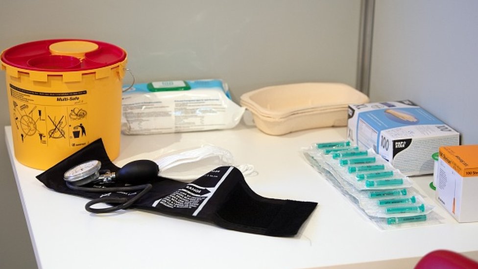 Korona virus i vakcine: Hteo sam da budem deo rešenja – zato sam učestvovao u testiranju 4 Hospital equipment on a table