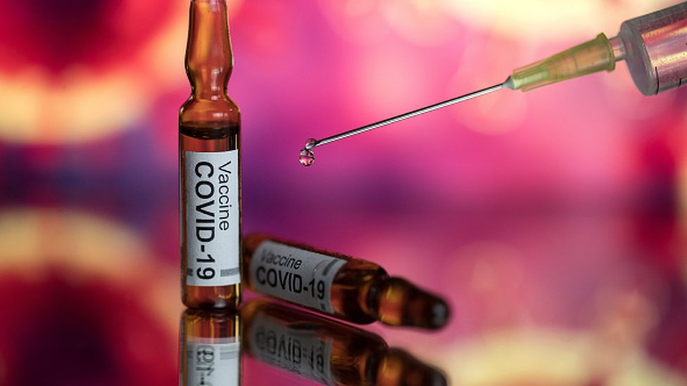 Korona virus i vakcine: Hteo sam da budem deo rešenja – zato sam učestvovao u testiranju 3 Covid-19 vaccine and syringe