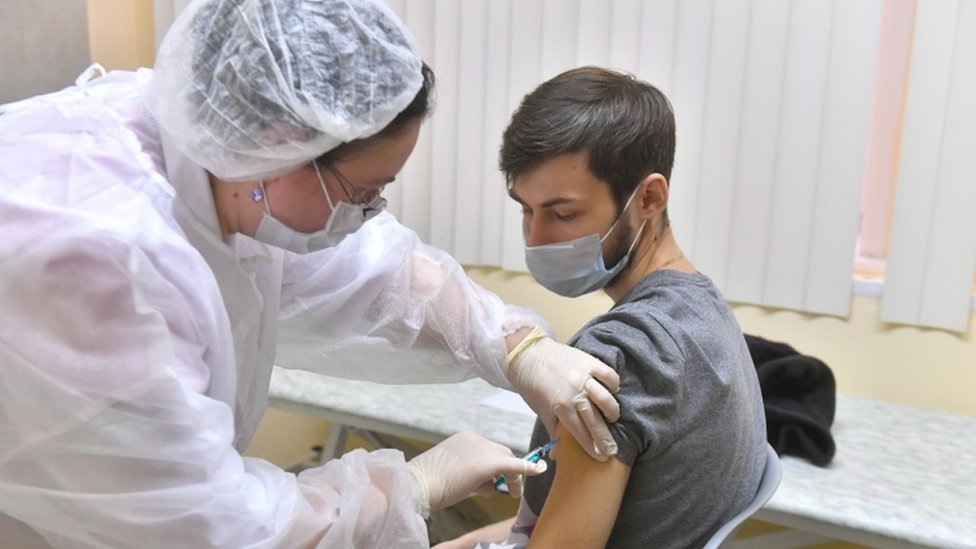 Korona virus: U Srbiji sve više pacijenata sa težom kliničkom slikom, Britanija započela vakcinaciju stanovništva 3 vakcinacija