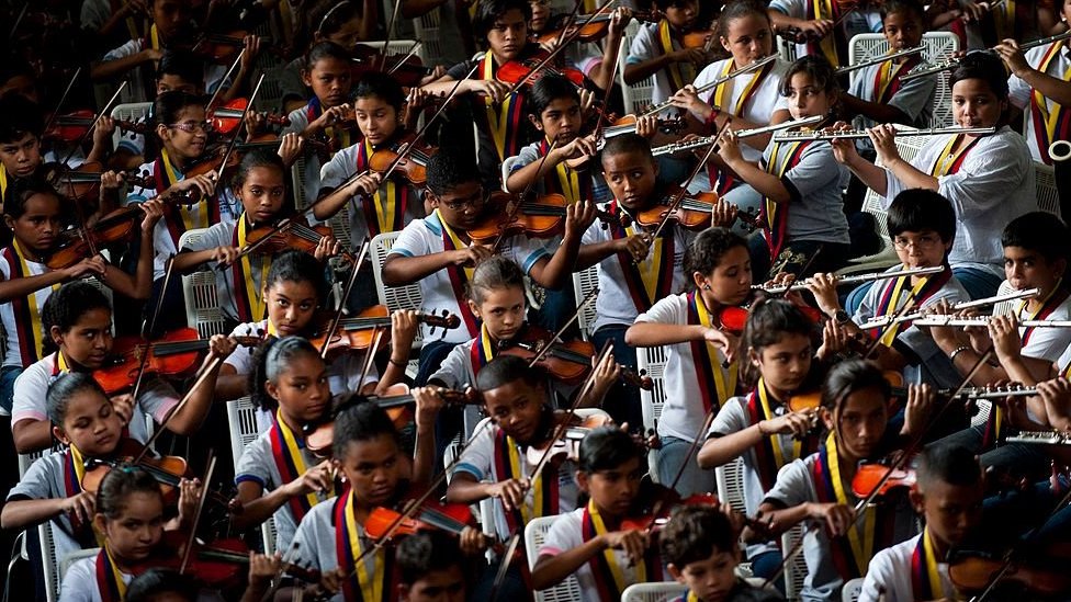 Muzika i korona virus: Mlada žena od voćarke na venecuelanskom selu postala dirigentkinja orkestra u Parizu – za samo tri meseca 2 Young musicians from El Sistema in a concert in Caracas