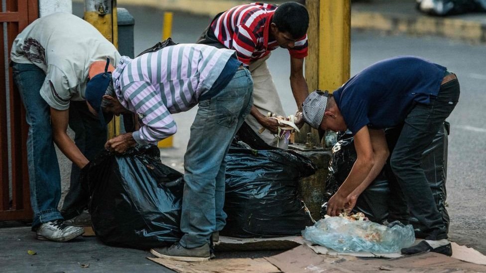 Muzika i korona virus: Mlada žena od voćarke na venecuelanskom selu postala dirigentkinja orkestra u Parizu – za samo tri meseca 3 People scavenging for food in the streets of Caracas