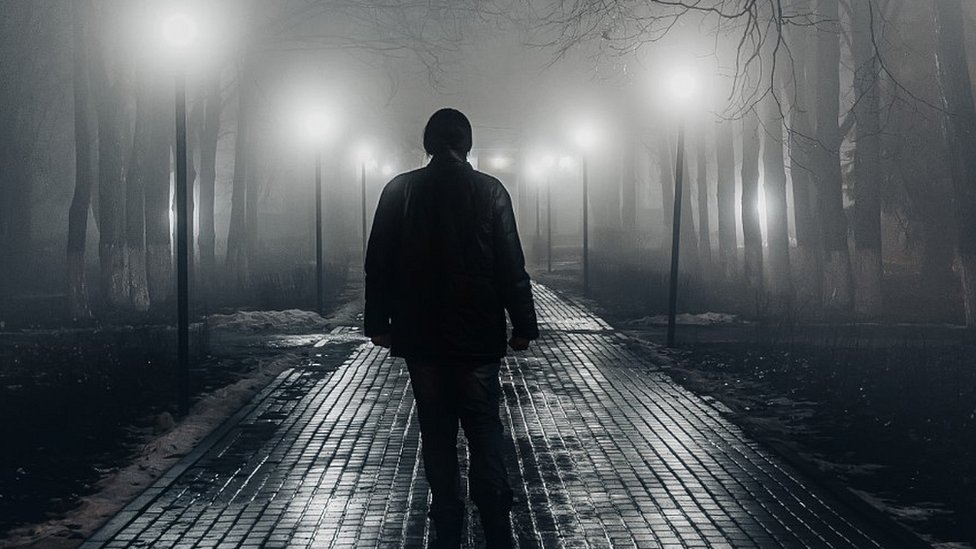 Korona virus i Italija: Prepešačio 450 kilometara nakon svađe sa ženom tokom zatvaranja 1 Man walking alone at night, file pic