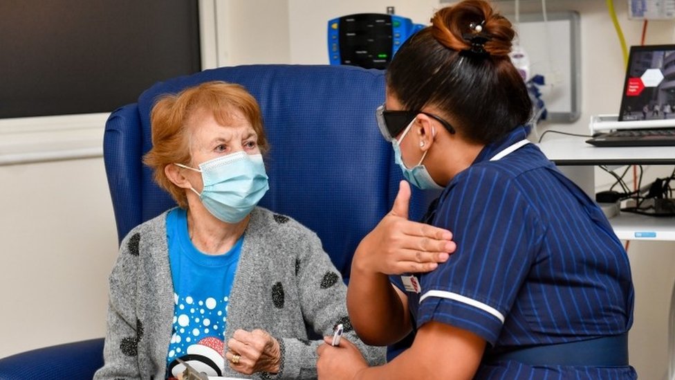 Korona virus i vakcine: Hteo sam da budem deo rešenja – zato sam učestvovao u testiranju 8 Margaret Keenan receiving vaccine