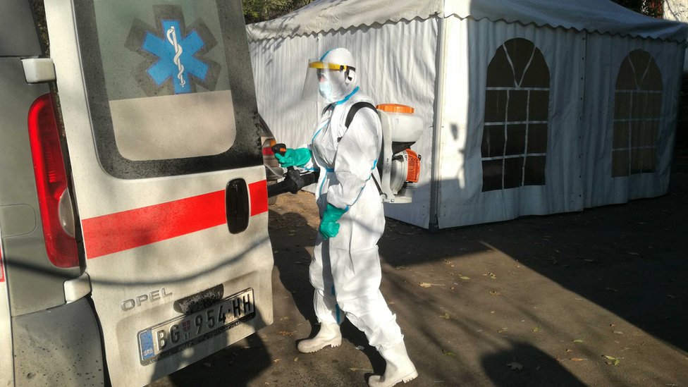 Korona virus: U Srbiji preminulo još 48 ljudi, u Americi odobrena Fajzerova vakcina za hitnu upotrebu 4 peđa korona foto