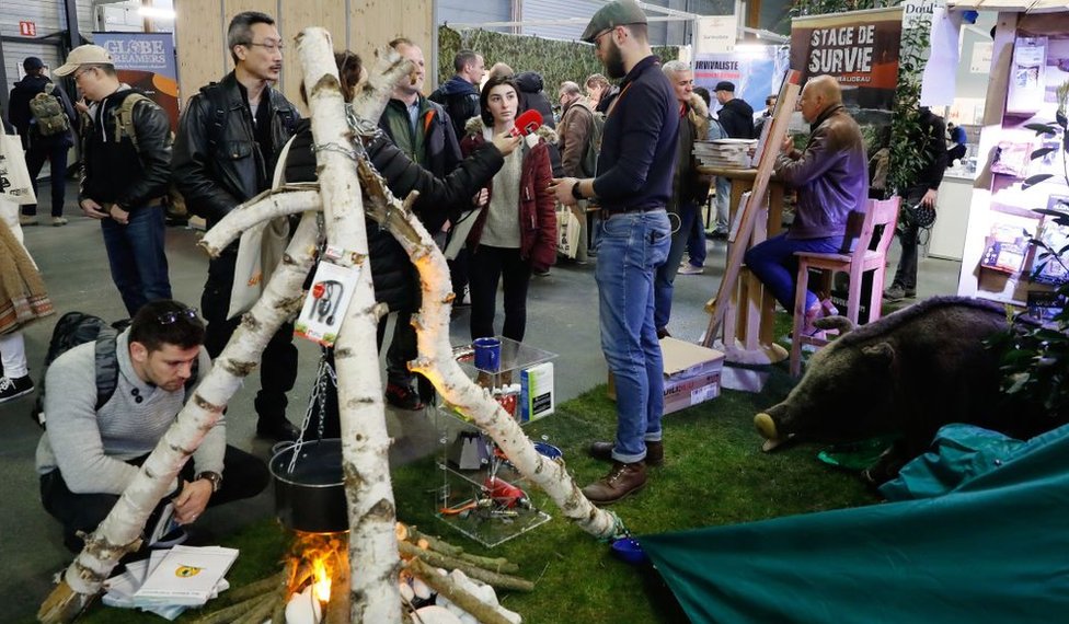 Ljudi i katastrofe: Da li znate ko su preperi i zašto se unapred pripremaju za najgore moguće scenarije 4 People visit a survival training stand at the Survival Expo in Paris. 23 March, 2018.
