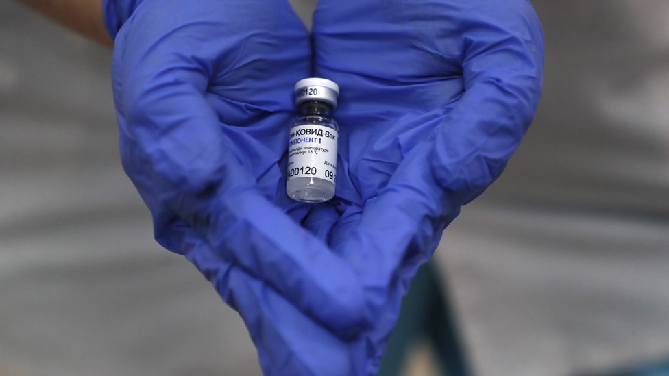 Korona virus i vakcinacija: Ruska vakcina Sputnjik brine naučnike 5 Flakon vakcinы v rukah
