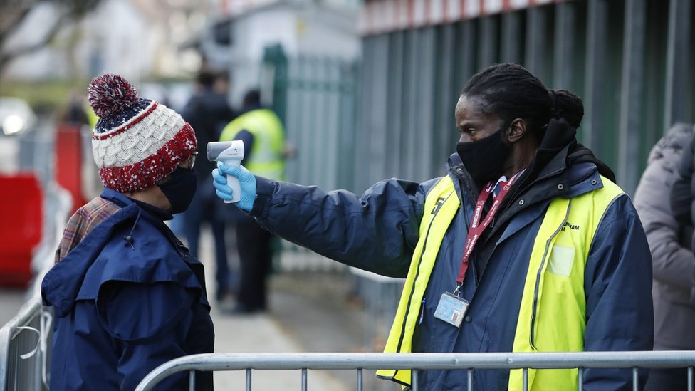 Korona virus i vakcine: Da li će farmaceutske kompanije ostvariti ogromnu zaradu 5 Rugby Union spectator gets temperature checked at Twickenham, London in December 2020