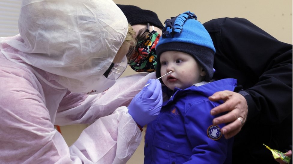 Korona virus: U Srbiji preminulo još 49 ljudi, pad broja zaraženih, počinje vakcinacija u Americi 1 A health worker takes a swab from a child during a test in a coronavirus test station in a playschool in Hildburghausen, Germany, 01 December 2020