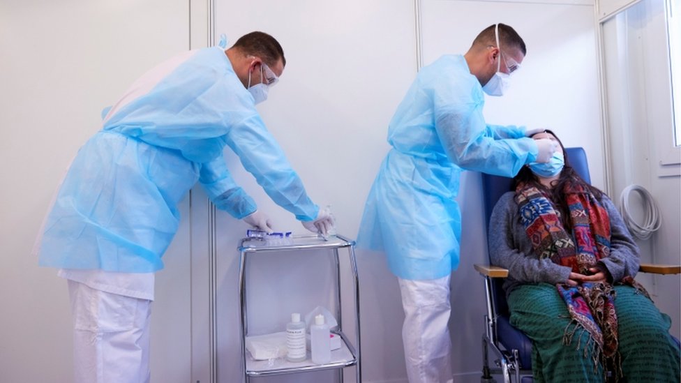 Korona virus: U Srbiji zaseda Krizni štab, Evropa u strahu od novog soja Kovida-19 5 Swiss civil protection agents are deployed to help during the coronavirus disease