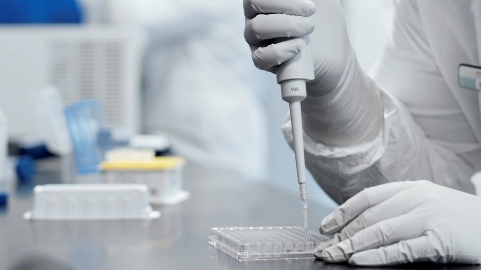 Korona virus: Preminulo još 47 ljudi u Srbiji, Evropska unija uslovno odobrila Fajzer vakcinu 2 A researcher works in a lab run by Moderna Inc