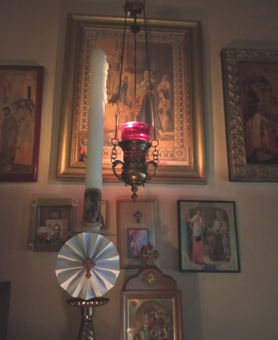 kandilo, sveća i ikona Svetog Nikole