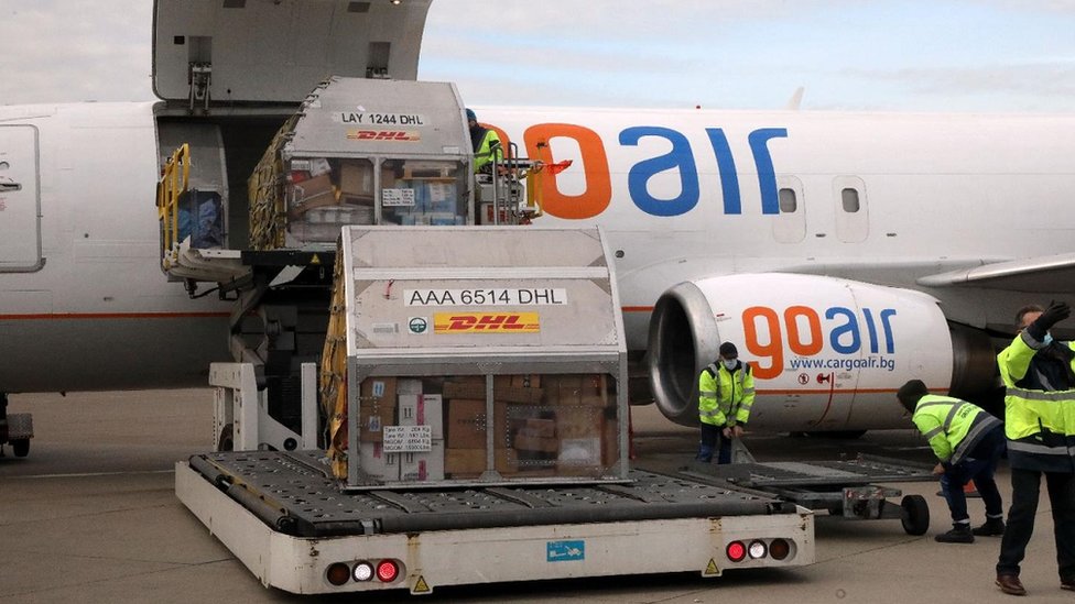 Korona virus: Stiglo više hiljada doza ruske vakcine u Srbiju, prvi slučaj novog soja u Americi 2 Istovar vakcina na beogradskom aerodromu
