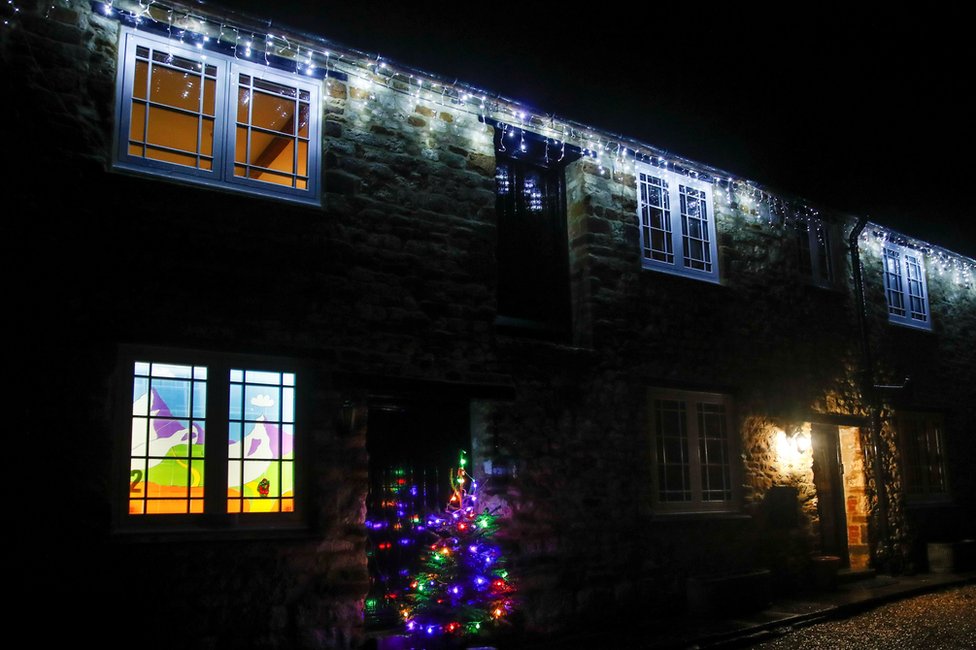 Christmas decorations in Woodend, Northamptonshire, the UK. Photo: 23 December 2020