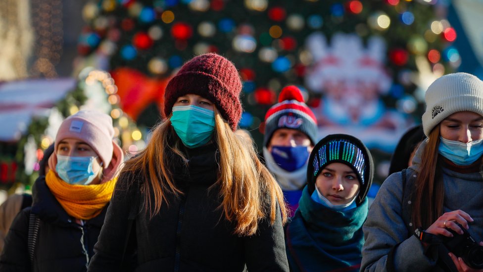 Korona virus, broj umrlih i Rusija: Broj umrlih od Kovida-19 tri puta veći od zvaničnih podataka 1 Russian people wearing a protective face masks walk on a street decorated for the upcoming Christmas and New Year"s celebrations during the pandemic of SARS-CoV-2 coronavirus Moscow, Russia, 28 December 2020