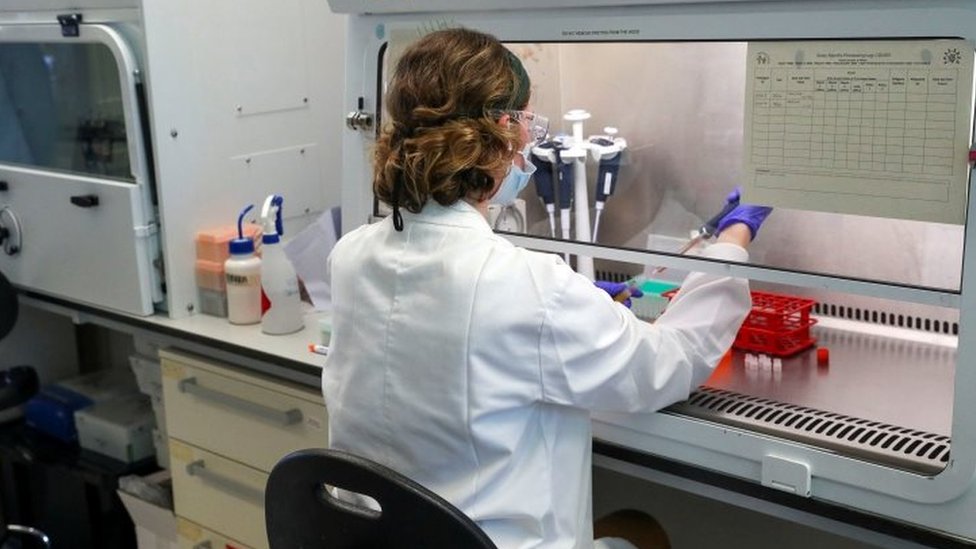 Korona virus i vakcinacija: Britanija odobrila upotrebu Oksfordske vakcine - šta to znači 1 Laboratory worker at the Oxford Vaccine Group's facility