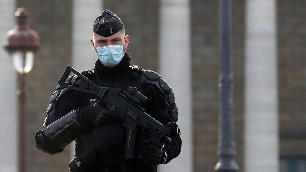 Korona virus i Nova godina: Francuska mobilisala 100.000 policajaca da spreči novogodišnje zabave 1 French gendarme