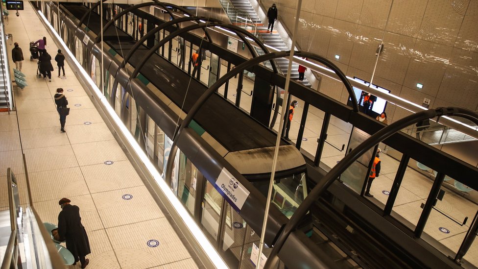 Korona virus i Nova godina: Francuska mobilisala 100.000 policajaca da spreči novogodišnje zabave 2 Paris metro