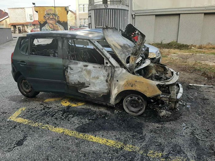 Na parkingu tokom noći izgorelo vozilo gradske uprave 1 auto