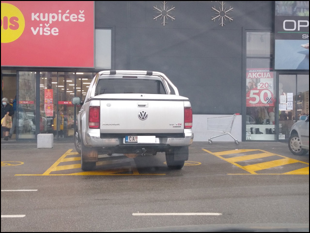 Opet bahato parkiranje kod DIS-a 1 parkiranje DIS