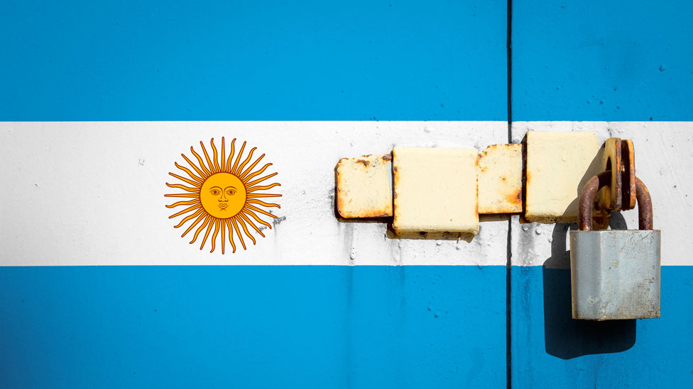 zaključana vrata sa argentinskom zastavom
