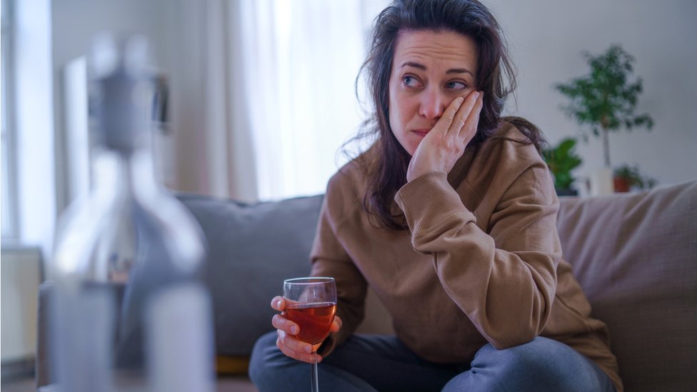 Korona virus i alkoholna pića: „Za neke ljude čini se da je alkohol odgovor na borbu sa izolacijom“ 1 Woman with wine