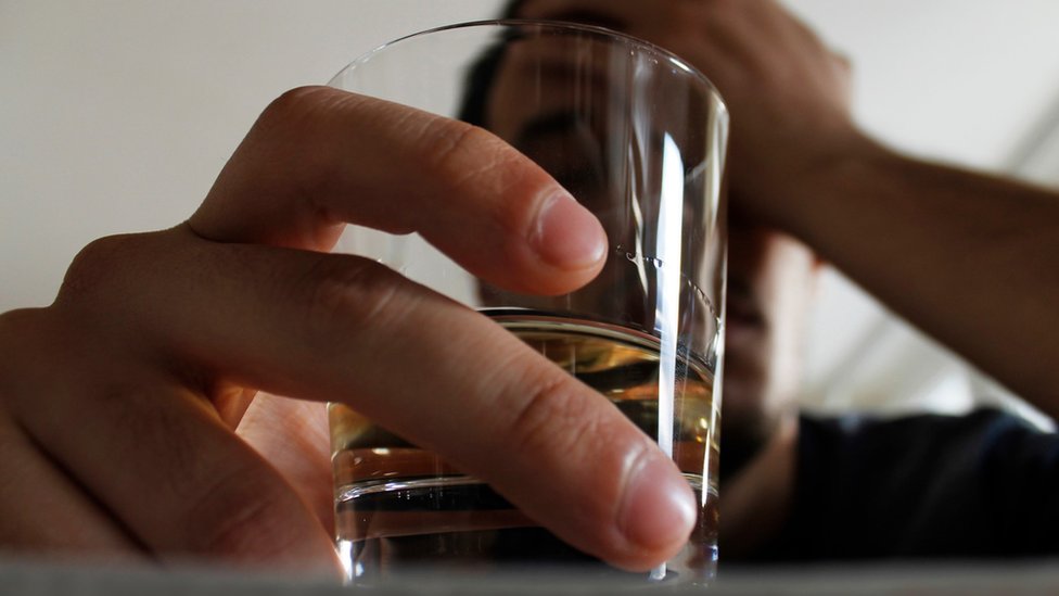 Korona virus i alkoholna pića: „Za neke ljude čini se da je alkohol odgovor na borbu sa izolacijom“ 3 Man with glass of whisky