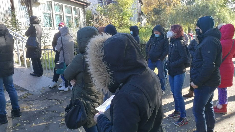 Korona virus i iskustva iz Srbije: Kako da živite sa zaraženim, a da i sami ne obolite 2 Redovi ispred Kovid ambulante u Zemunu, novembar 2020.