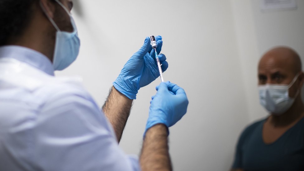 Korona virus: U Srbiji više od 40 umrlih i više od 2.600 zaraženih, Velika Britanija ponovo zaključana 1 A doctor with the Covid vaccine