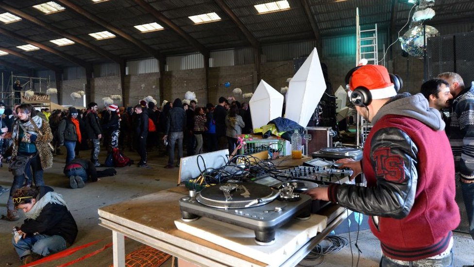 Korona virus i Francuska: Više hiljada ljudi na nelegalnom rejvu, napali policiju na žurci 1 Revellers at a rave in a warehouse in Brittany
