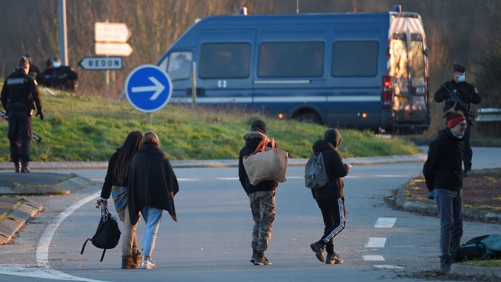 Korona virus i Francuska: Više hiljada ljudi na nelegalnom rejvu, napali policiju na žurci 3 People leave the rave