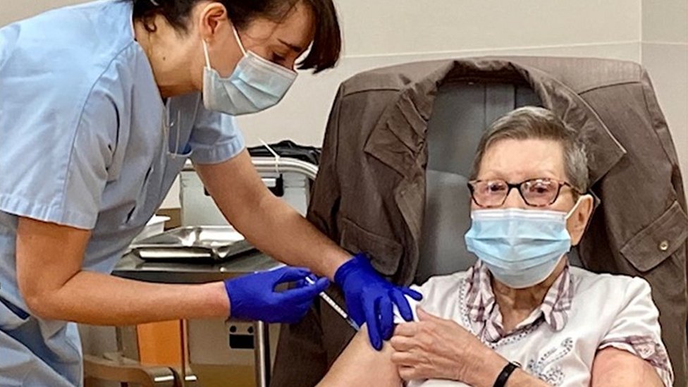 Korona virus: U Srbiji više od 100.000 prijava za vakcinaciju, u Americi skoro 4.500 smrti za dan 7 First Covid-19 vaccination at a Saint-Etienne hospital, France
