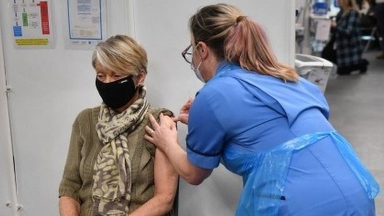 Korona virus: U Srbiji više od 100.000 prijava za vakcinaciju, u Americi skoro 4.500 smrti za dan 1 Rita Passey receives an injection of a Covid-19 vaccine in Birmingham