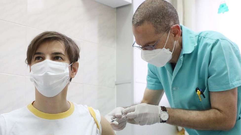 Ana Brnabić, premijerka Srbije, dobija drugu dozu vakcine