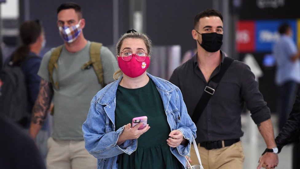 Passengers wearing masks walk through Melbourne Airport to take domestic flights in January 2021