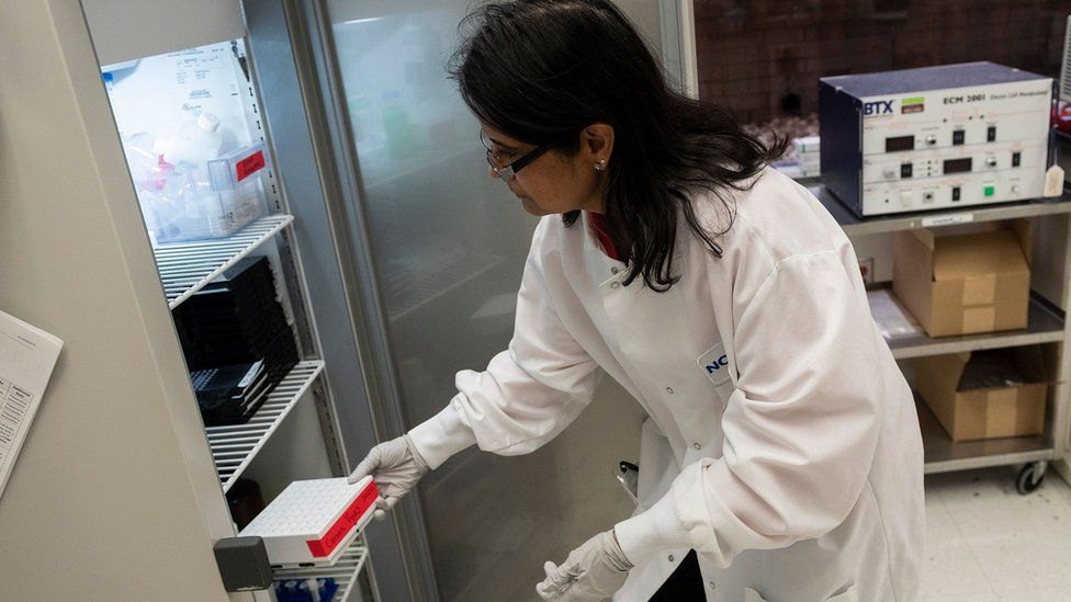 Korona virus: U Srbiji preminulo još 17 ljudi, ne jenjava bitka za vakcine u svetu 4 Vakcina američke kompanije Novavaks je prva koja je pokazala učinkovitost protiv novog soja korona virusa otkrivenog u Britaniji