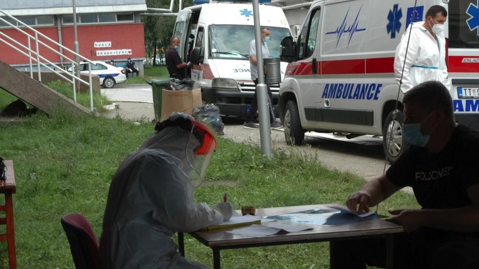 Korona virus i lekari u Srbiji: Zašto je smrtnost zdravstvenih radnika od Kovida veća nego u zemljama regiona 4 Kovid ambulanta u Novom Pazaru