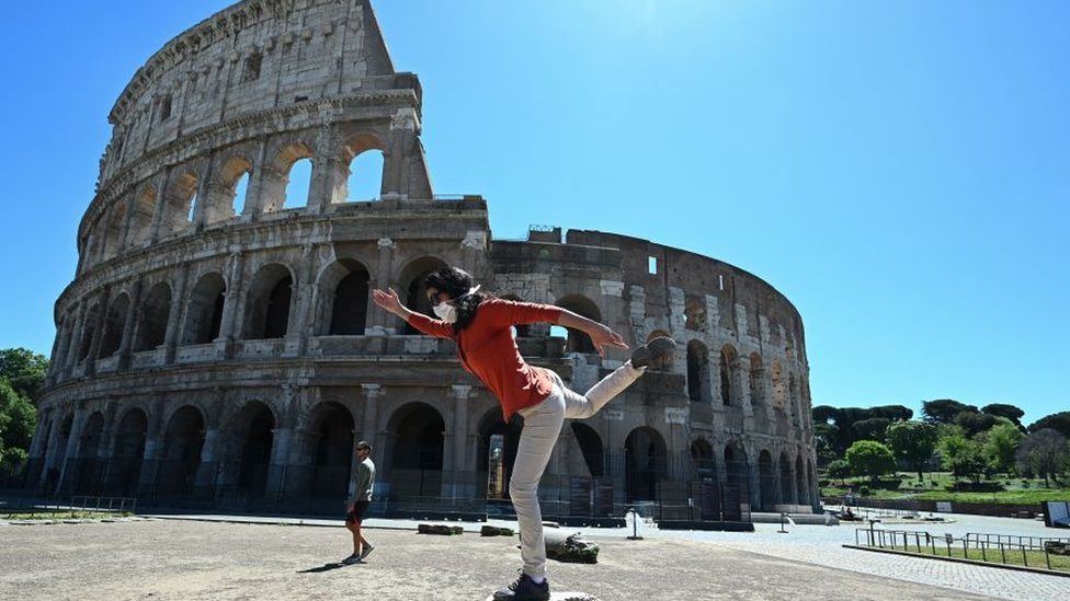 Žena vežba ispred Koloseuma