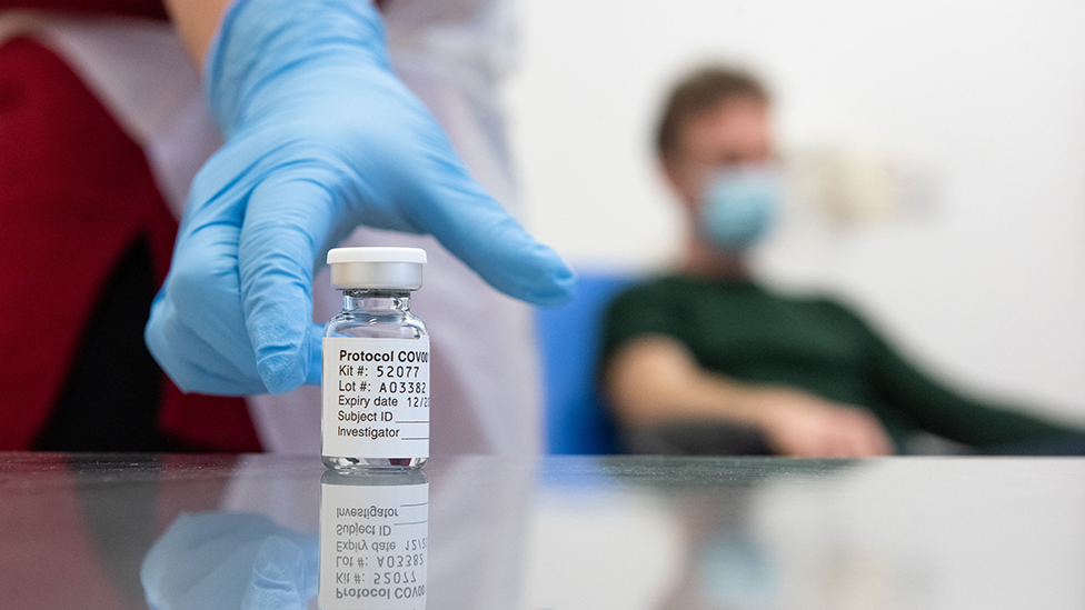 Korona virus: Drugi dan zaredom više od 2.000 novozaraženih u Srbiji, Evropa se bori za vakcine 5 A sample of the Oxford vaccine