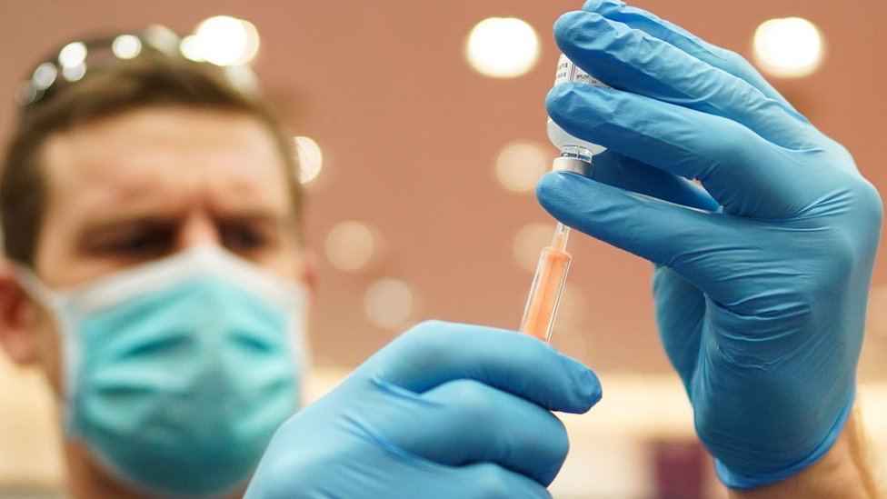 Korona virus: U Srbiji preminulo još 16 ljudi, porast broja zaraženih, Kuba testira vlastitu vakcinu 1 Picture of a man holding a vaccination