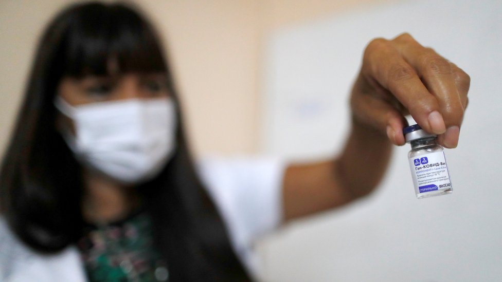 Korona virus: Srbija prešla prag od 400.000 zaraženih, Astrazenekina vakcina možda sprečava i prenošenje zaraze 1 A medical worker holds a vial of the Russian Sputnik V coronavirus vaccine