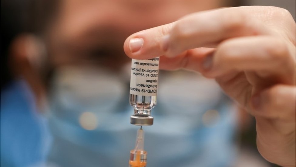 Korona virus: U Srbiji imunizovano 545.000 ljudi, u Mađarskoj odobrena ruska vakcina 2 AstraZeneca vaccine in the UK