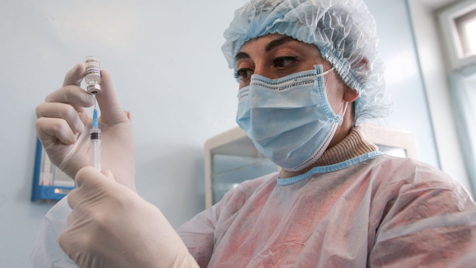 Korona virus, vakcine i Rusija: Zašto je većina Rusa i dalje skeptična prema Sputnjiku 1 A nurse fills her syringe with component 1 of the Sputnik V vaccine