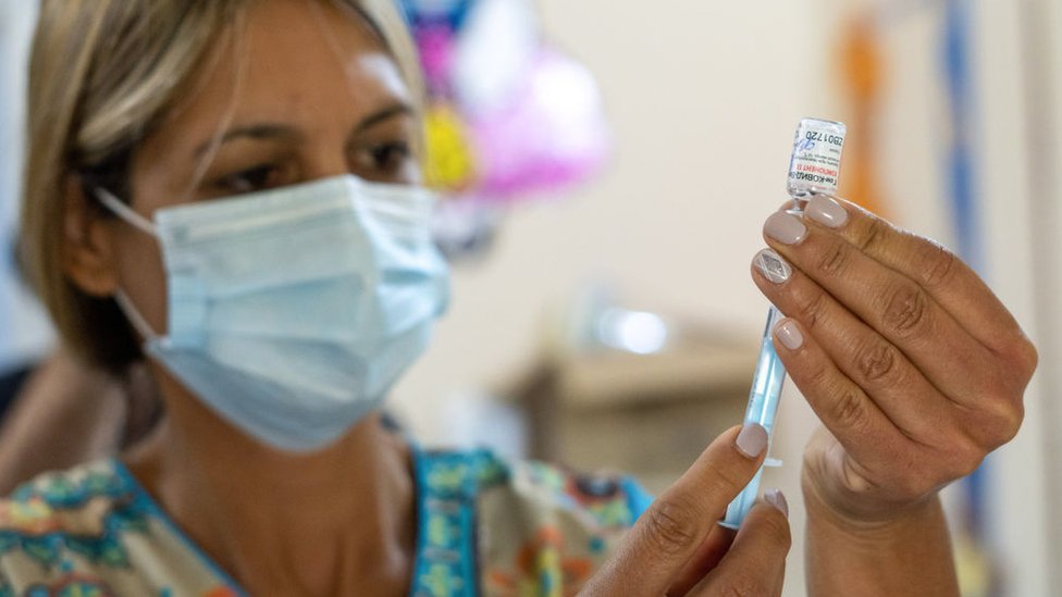 Korona virus, vakcine i Rusija: Zašto je većina Rusa i dalje skeptična prema Sputnjiku 4 Nurse Monica Arrieta fills a syringe with Sputnik V vaccine